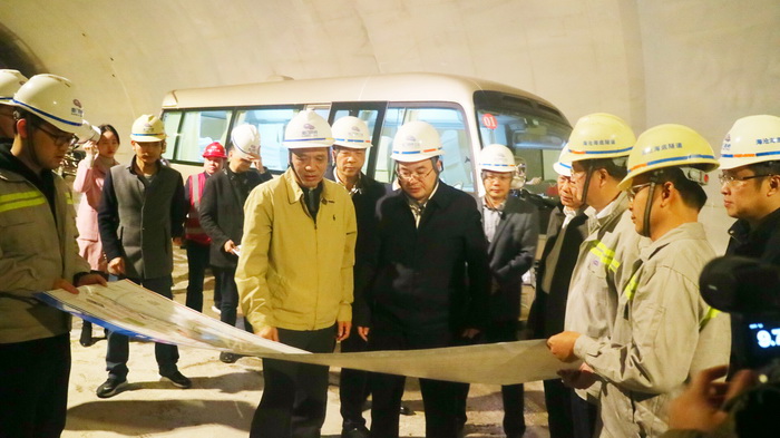 0121【工程公司】省委常委、市委書(shū)記胡昌升檢查海滄隧道安全生產(chǎn)工作-1_調整大小.jpg