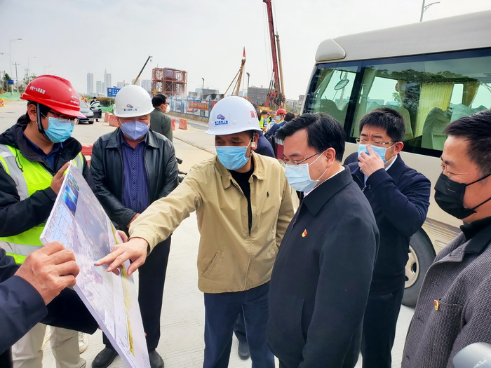 0212【工程公司】省委常委、市委書(shū)記胡昌升一行調研第二東通道工程復工、防疫工作_調整大小.jpg
